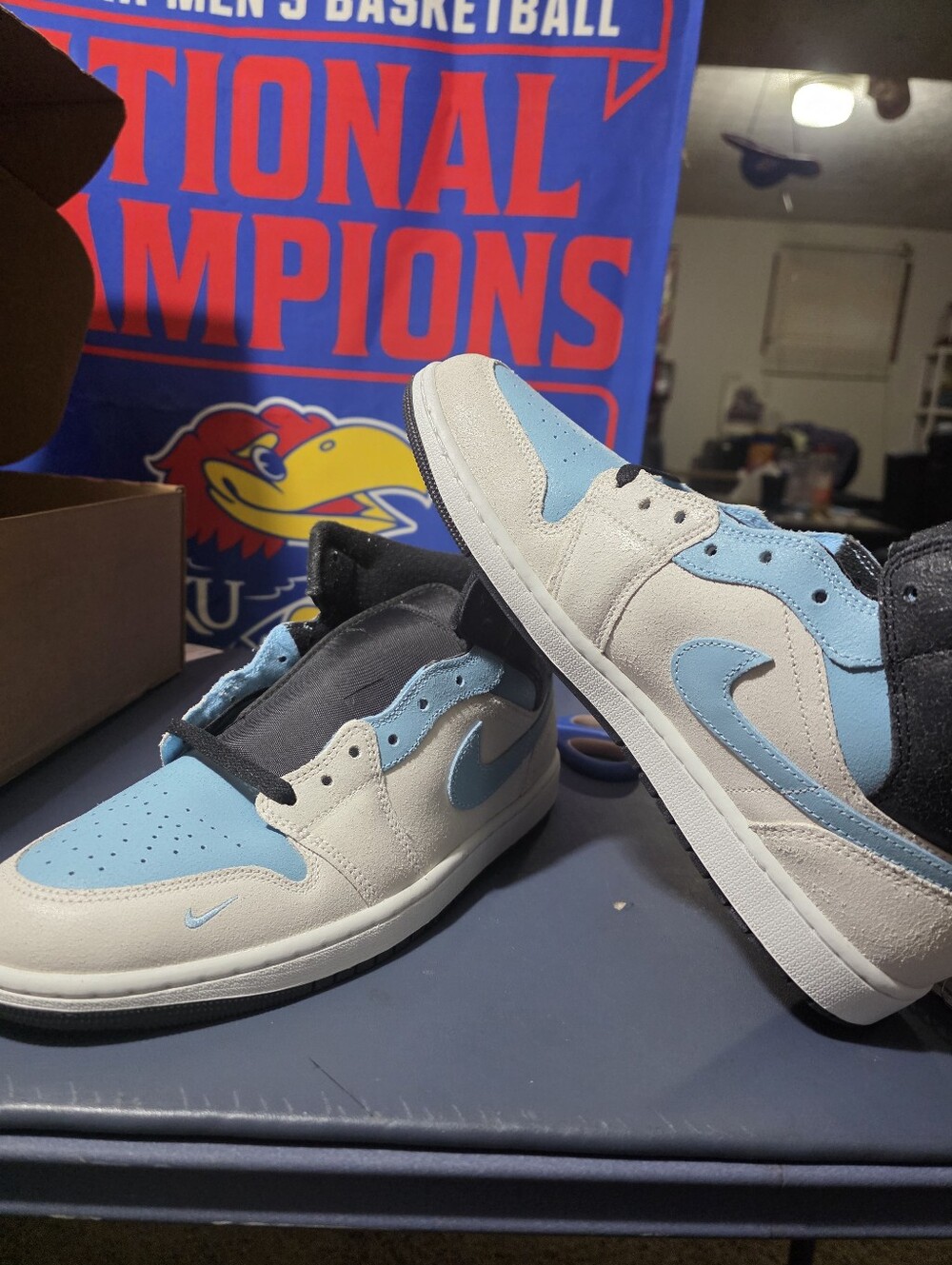 Jordan 1 Mid SE, Size 10.5m  Sneakers in Light Blue, White & Black New